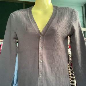 ไหมพรมคาร์ดิแกนแขนยาวผ้ายืดกระดุมผ่าหน้า