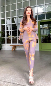 ✨✨ แพตเทิร์น เรียบหรู ด้วยเสื้อแขนยาว แต่งชายบาน โดดเด่น ด้วยลายผ้ากราฟฟิค เกร๋ๆ 🔮 ดูดี ไม่เยอะจนเกินไป กางเกงเอวสมอค อัดพลีส ทรงขากระบอก เรียวสวย ยืดหยุ่น ได้เยอะมากๆ➰➰ สวย หรู ดูดี ใส่ชิวๆ วันสบายๆ หรือจะไปออกงาน ชุดเดียวอยู่ 💘 ** งานดี 🔑