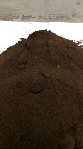 ขี้ไก่ไบโอแก๊ส ขนาดบรรจุ 5 กก. เนื้อสวย แห้ง พร้อมใช้ กลิ่นน้อย ผ่านกระบวนการย่อยสลายอย่างสมบูรณ์แล้ว พืชสามารถดูดซึมนำธาตุอาหารไปใช้ได้ทันที ช่วยเร่งการเจริญเติบโต เร่งการแตกใบ เร่งการแตกตาดอก และการติดผล ช่วยเพิ่มอินทรีย์วัตถุในดิน ให้ดินร่วนซุย