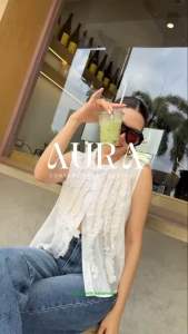 เสื้อแขนกุดดีเทลระบายย่นทวิสต์งานละเอียดทั้งตัว ผ้าเนื้อบางเบาพริ้วเงา ดีไซน์เล่นเลเยอร์ด้านหน้า ลุคเรียบ Tage::Mirror Sister