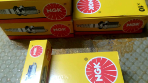 Bộ bugi NGK Buri NGK 10 chiếc màu vàng logo đỏ thiết kế kim loại phù hợp cho xe máy.