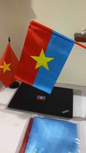 Cờ Giải Phóng cầm tay cờ vẫy Giải Phóng