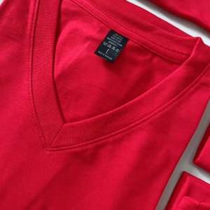 เสื้อยืดสีพื้นคอวี (สีแดง) คุณภาพดี ใส่สบาย ราคาพิเศษ เสื้อมือสำหรับคุณ