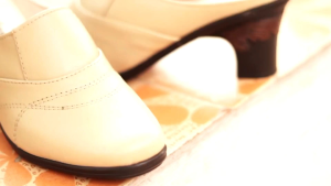 Sepatu Pantofel & Slop Wanita: Desain Sederhana & Nyaman