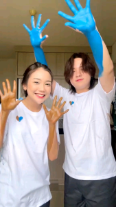 2 Baju dan Cat Isi 4: Diy Hug Tshirt, Baju Couple, dan Baju Persahabatan