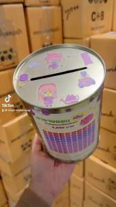 กระปุกปี๊บออมสินทรงกระบอกใหญ่แบบทึบ พร้อมตารางออม 5000 หมู และสติกเกอร์ตกแต่ง