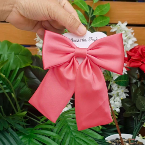 โบว์นักเรียน กิ๊บโบว์แฟชั่น มีหลากสี ได้ทั้งเด็กและผู้ใหญ่ วัสดุเป็นผ้าซาติน งานสวยตามรูป[[ไม่อนุญาตให้นำรูปไปใช้]]