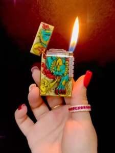 BẬT LỬA DUPONT SƠN MÀI PHỦ BÓNG HÌNH TỲ HƯU GIỮ TIỀN DẬP NỔI 2 MẶT M-65 (S.T. DUPONT) - NHATANHH STORE