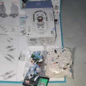 Lắp ráp 1 hộp Mô hình Phi hành gia có nhiều chi tiết bằng nhựa và có đèn led rất đẹp