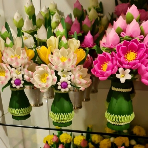 แจกันดอกบัวดินปั้น ความสูง 7 นิ้ว วัดรวมแจกัน (จำหน่าย 1 คู่) ได้สินค้าตรงปกทั้งดอกไม้และแจกันค่ะ