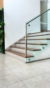 Menemukan Celana Denim Selvedge Accent Acid Wash Grey