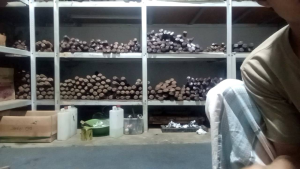 Pisau dapur seset daging gagang bambu kekinian dengan bilah tajam dan pegangan ergonomis.