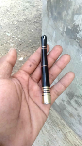 pipa once kayu galih kelor hitam kalimantan dengan ring spesialukuran 11 cm yang berdiameter 13 cmberbentuk lengkungandengan lubang multi