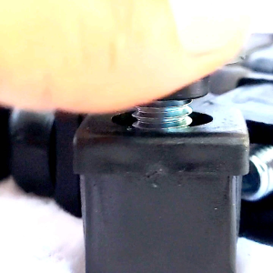 ปุ่มปรับขาโต๊ะ ขนาดมาตราฐาน สำหรับขาเหล็ก 1*1 นิ้ว หรือ 24.5 มิลลิเมตรจำนวน8ตัว