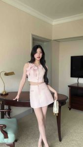 Jenny set ชุดเซทสีชมพูผ้าทวีต เสื้อและกระโปรงมีกางเกงซับใน และเข็มกลัดโบว์ผ้าซาตินสีชมพู เข็มกลัดโบว์สามารถนำออกได้ผ้าดีมากมีกางเกงซับในมีผ้าซับใน