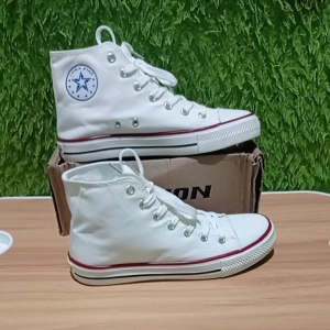 sepatu baru Import warna putih garis merah brand fashion size 38 39 40