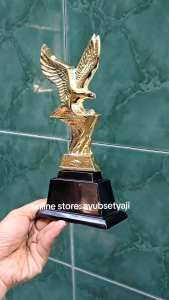 Piala Lomba Burung Elang Bahan Aluminium Kuning GOLD / Souvenir piala lomba balap burung kicau / Pajangan Patung burung Elang