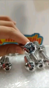 อารัตน์นอตซิ่ง น็อตยึดโช้คหลังXmax ตัวบน+ตัวล่าง สแตนเลสขัดเงาฉ่ำๆ มี 2ลาย ราคาต่อ1ชุด