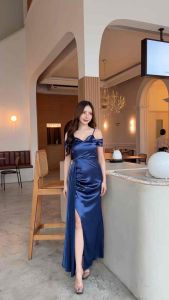 เดรสราตรียาว ออกงาน S/M/L ผ้าซาตินเงา สายเดี่ยวทรงเปิดไหล่ กระโปรงแต่งระบายจีบข้างทรงพริ้ว ผ่าแหวกข้าง งานมีซับในอย่างดี ทรงสวยสุดปังงง