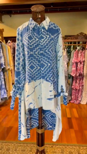 Sandra Tunik by Dian Pelangi LIMITED EDITION Blouse Baju Atasan Kemeja Blus Outfit Casual Formal Kerja Kantor Pesta Pernikahan Kondangan Wanita Hijaber Cantik Anggun Modis Modern Mewah Model Korea Terbaru Motif Batik Abstrak Hand Made Kekinian