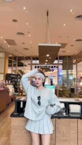 ชุดเซตที่ใส่สบายมากก เสื้อแขนยาวโอเวอร์size ผ้าเนื้อนิ่มผ้าดีมากกไม่หนามากและไม่บางจนเกินไปค่ะ ผ้ากำลังดีเหมาะกับอากาศบ้านเรา จับคู่กระโปรงจีบเทนนิสมีซิปข้างด้านในมีซับกางเกงนะคะ