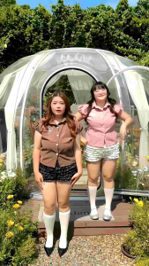 เสื้อเชิ้ตดีไซน์ผูกโบว์หลัง พร้อมสายปรับระดับ สามารถปรับระดับการผูกได้ตามต้องการ เพิ่มลูกเล่นด้วยการปักลายหัวใจอันน่ารัก