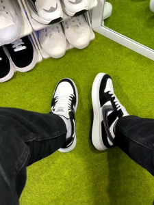 Sepatu casual Pria Hitam Trend Sepatu Jalan Retro Ringan 39 43 Hitam Putih Terlaris Sneakers Cowo Kasual Hitam Sepatu Sneakers Pria Wanita Casual Sekolah Keren Warna Abu Putih