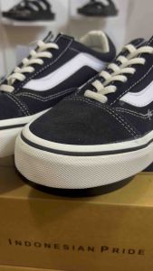 BIG SALE ! Sepatu Pria dan wanita Black White