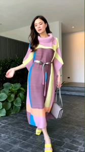 เดรสอัดพลีท ปกเฉลียง ทรงแขนผีเสื้อ 🦋 แต่งสายคาดเอว แพตเทิร์นดีงามมว้าก โอกูตูร์ เหมือนมาจาก รันเวย์ ลวดลายตัดสี Square ตาราง ให้มีมิติ สวยงามที่สุด มงลงจร้าาา 👑👑 เนื้อผ้าอัดพลีท เนื้อนิ่ม นุ่ม 💫💫💫💫💫 งาน High Class สวยฟุ๊ง เริสมากๆ 👏🏻 ใส่สบาย