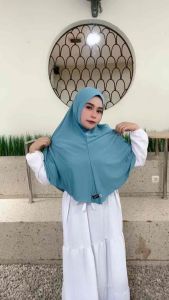 HIJAB KHIMAR DAISY INSTAN BARGO MALAY/jilbab jersey kerudnung dewasa\\n\\n Apa Itu Hijab Khimar Daisy Instan?\\n\\nHijab Khimar Daisy Instan adalah salah satu model hijab yang populer di kalangan wanita Muslimah. Model ini menawarkan kenyamanan dan kepraktisan bagi penggunanya. Hijab Khimar Daisy Instan dibuat dari bahan jersey yang nyaman dan desain kerudung praktis, membuatnya menjadi pilihan tepat untuk wanita dewasa yang ingin menutup aurat mereka secara syar'i.\\n\\n Kelebihan Bahan Jersey Nyaman\\n\\nBahan jersey yang digunakan untuk membuat Hijab Khimar Daisy Instan memiliki beberapa kelebihan, antara lain:\\n\\n- **Nyaman**: Bahan jersey sangat lembut dan tidak mengganggu saat dipakai, sehingga membuat pengguna merasa nyaman sepanjang hari.\\n\\n- **Praktis**: Bahan jersey mudah dicuci dan cepat kering, sehingga pengguna tidak perlu khawatir mengenai perawatan hijab mereka.\\n\\n- **Anti-kusut**: Bahan jersey tidak mudah kusut, sehingga pengguna tidak perlu repot merapikan hijab mereka setiap kali dipakai.\\n\\n Desain Kerudung Praktis\\n\\nDesain kerudung Hijab Khimar Daisy Instan dirancang dengan mempertimbangkan kepraktisan pengguna. Desain ini sangat cocok untuk wanita dewasa yang memiliki aktivitas padat sepanjang hari. Berikut adalah beberapa kelebihan desain kerudung Hijab Khimar Daisy Instan:\\n\\n- **Mudah dipakai**: Hijab Khimar Daisy Instan sangat mudah dipakai, sehingga pengguna tidak perlu repot merapikan hijab mereka setiap kali dipakai.\\n\\n- **Desain simpel**: Desain kerudung Hijab Khimar Daisy Instan sangat simpel dan tidak terlalu rumit, sehingga pengguna dapat memakainya dengan mudah dan cepat.\\n\\n Bagaimana Memilih Ukuran dan Warna Variasi Hijab Khimar Daisy Instan?\\n\\nMemilih ukuran dan warna yang tepat untuk Hijab Khimar Daisy Instan sangat penting agar pengguna merasa nyaman dan percaya diri saat memakainya. Berikut adalah panduan memilih ukuran dan warna Hijab Khimar Daisy Instan:\\n\\n Panduan Ukuran Hijab Khimar Daisy Instan\\n\\nUntuk memilih ukuran yang tepat, pengguna perlu mengukur lingkar kepala mereka. Berikut adalah panduan ukuran Hijab Khimar Daisy Instan:\\n\\n- **S**: Lingkar kepala 50-55 cm\\n\\n- **M**: Lingkar kepala 55-60 cm\\n\\n- **L**: Lingkar kepala 60-65 cm\\n\\n- **XL**: Lingkar kepala 65-70 cm\\n\\n Variasi Warna Hijab Khimar Daisy Instan\\n\\nHijab Khimar Daisy Instan tersedia dalam berbagai warna, mulai dari warna-warna netral seperti hitam, abu-abu, dan putih, hingga warna-warna cerah seperti merah, biru, dan hijau. Pengguna dapat memilih warna yang sesuai dengan gaya mereka dan kesempatan yang akan mereka hadiri.\\n\\n Tips Memakai Hijab Khimar Daisy Instan dengan Tepat\\n\\nBerikut adalah beberapa tips memakai Hijab Khimar Daisy Instan dengan tepat:\\n\\n Cara Memakai Hijab Khimar Daisy Instan dengan Baik\\n\\nPengguna dapat memakai Hijab Khimar Daisy Instan dengan cara berikut:\\n\\n1. Pasangkan Hijab Khimar Daisy Instan di kepala Anda.\\n\\n2. Rapikan hijab Anda agar rapi dan tidak terlihat kusut.\\n\\n3. Jika diperlukan, tambahkan aksesori seperti bros atau headband untuk menambah kesan elegan pada penampilan Anda.\\n\\n Perawatan Hijab Khimar Daisy Instan\\n\\nUntuk menjaga kualitas Hijab Khimar Daisy Instan, pengguna perlu melakukan perawatan dengan baik. Berikut adalah beberapa tips perawatan Hijab Khimar Daisy Instan:\\n\\n- **Cuci secara manual**: Hijab Khimar Daisy Instan dapat dicuci secara manual dengan menggunakan deterjen yang lembut dan tidak mengandung zat-zat keras.\\n\\n- **Jemur di tempat teduh**: Setelah dicuci, jemur Hijab Khimar Daisy Instan di tempat teduh agar tidak menguning dan tidak rusak.\\n\\n- **Simpan di tempat yang kering**: Simpan Hijab Khimar Daisy Instan di tempat yang kering dan bersih agar tidak mudah kusut dan tidak rusak.\"