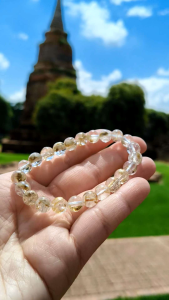 ❄️ สร้อยหินไหมขาวหิมะ ( White Rutilated Quartz ) เส้นไหมสีขาวเกิดขึ้นในควอทซ์ใส เม็ดใหญ่และค่อนข้างใสมองเห็นเส้นไหมสีขาวเหมือนมีเกร็ดน้ำแข็งเกาะชัด ดูแล้วเย็นสบายตา ♥️