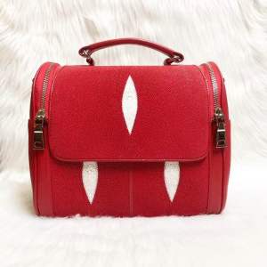 Túi xách da cá đuối thật màu đỏ kích thước ngang 24cm- cao 21cm- rộng 14cm