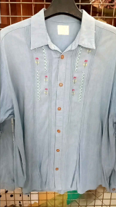 เสื้อเชิ๊ตแขนยาว ปลายแขนติดกระดุม ใส่เป็นเสื้อตัวเดียวหรือเป็นเสื้อคลุม กันแดด กันลมได้ กระดุมทุกเม็ดเป็นกระดุมไม้ เป็นงานญี่ปุ่นค่ะ อกเสื้อกว้าง 48 นิ้ว