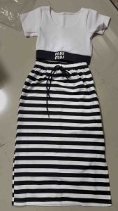 ชุดเซ็ทกระโปรง ชุดเซ็ท2ชิ้น เสื้อครอบ ป กระโปรงลาย ผ่าข้าง งานแฟชั่น (ขอสาวไซส์ S)