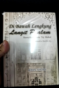 Di Bawah Lengkung Langit Pualam: Keasyikan Cinta Taj Mahal - John Shors (NEW OLD STOCK) Terjemahan ke B. Melayu