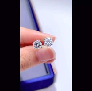 เปลี่ยนแปลง ต่างหูเพชรโมอีส สีหนามเตย น้ำ D-VVS1 เงินแท้ 92.5% - A5288