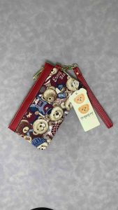 [พร้อมส่งในไทย]หมีปักลายคุณภาพสูง พร้อมที่ใส่การ์ด กระเป๋าสตางค์CLASSIC&MODERN กระเป๋าคล้องมือขนขนาด 8 นิ้วใส่โทรศัพท์ได้ มีซิบ 016