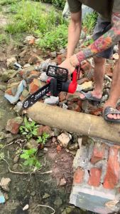 Máy Cưa Xích Dùng Pin K-MAX công suất 2000w chân pin phổ thông M21 đường kính cắt 12 inch loại xịn