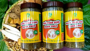 Muối thảo dược ngâm chân Tuệ Linh hũ lớn 1kg tặng 10ml tinh dầu tràm – Chăm sóc đôi chân mỗi ngày tại nhà
