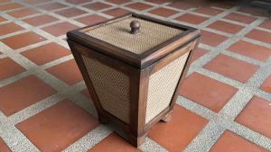 ถังขยะไม้สาน ถังขยะไม้ ถังขยะมีฝาปิด 25x25x30cm ปากกว้าง ถังขยะสาน ถังมีฝาปิดใส่ของ ตะกร้าใส่ต้นไม้ ถังขยะ ถังไม้มีฝา ถังไม้เก็บของ แต่งรีสอร์ท