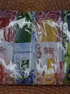 vania souvenir..sisir lubang tiga mini kemasan plastik alas kertas isi 100 pcs souvenir pernikahan unik dan lucu