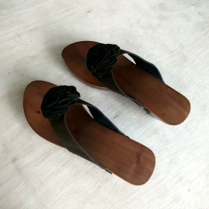 SANDAL KAYU WANITA JEPIT BUNGA BULUDRU HAK PENDEK
