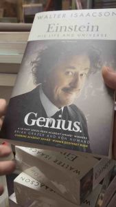 EINSTEIN: HIS LIFE AND UNIVERSE by WALTER ISAACSON (TRADEPAPERBACK)