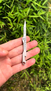 móc khóa mini titanium có ngàm khui bia sử dụng lưỡi mổ số 11