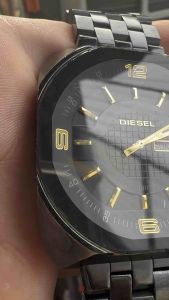 Đồng hồ nam hiệu DIESEL QUARTZ size khủng 45x50x13mm bản thép đúc máy Thụy sĩ Ronda hai Lịch. tình trạng kính có bị sứt 1 ít góc 1h và xước răm nhẹđáy xoáy chống nướcdây thép không gỉ dài 17cm