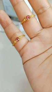แหวนทองเหลืองหัวพลอยกลมเล็กสีชมพูตัวแหวนทำจากทองเหลืองแท้ไม่ชุบสีสามารถใส่ได้เป็นประจำไม่ลอกออกสี