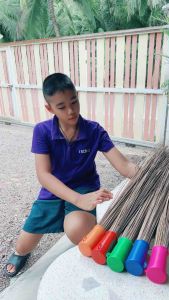 ไม้กวาดทางมะพร้าวด้ามสั้นอย่างดี (24อัน)ส่งคละสีด้าม