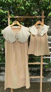 🌈ชุดแม่ลูก🌈 เดรสแขนกุด คอระบาย สไตล์มินิมอล ผ้าฝ้ายฟอกนุ่ม (Dolly)