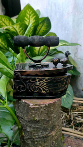 Miniatur Setrika Arang Ayam Jago Motif Ukir Ukuran Besar 1 Pcs