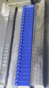 กิ๊ฟติดปีกไก่ สีน้ำเงิน พร้อมสลักชื่อและเลข สลักด้วยเครื่องกิ้งเลเซอร์